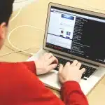 Spazio di lavoro di uno sviluppatore con monitor che mostra codice e interfaccia di programmazione