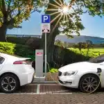 SUV elettrico in ricarica rapida presso una stazione di ricarica moderna con cavo e indicatore luminoso