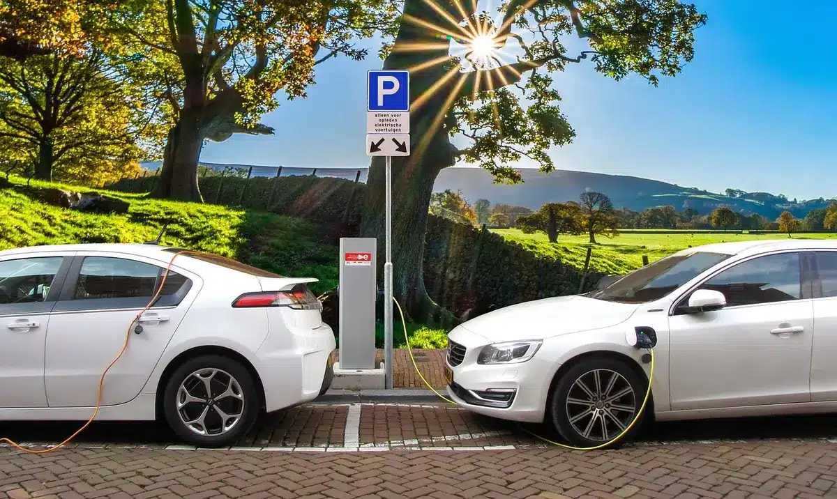 SUV elettrico in ricarica rapida presso una stazione di ricarica moderna con cavo e indicatore luminoso