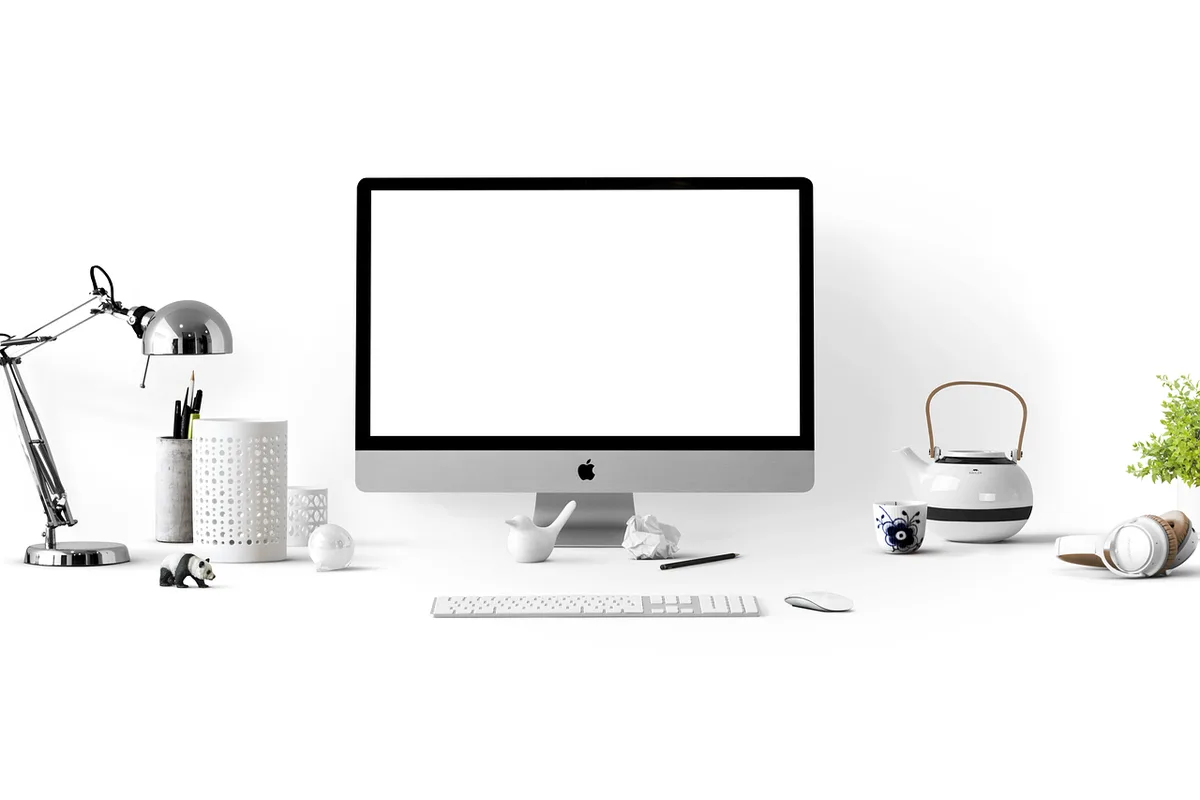 Workspace con monitor ultrawide 39 pollici su scrivania
