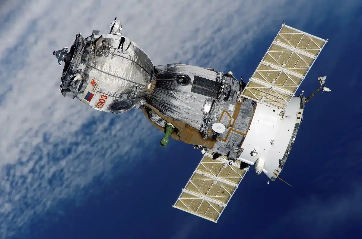 Diagramma che mostra le altitudini orbitali previste versus effettive dei satelliti Rassvet