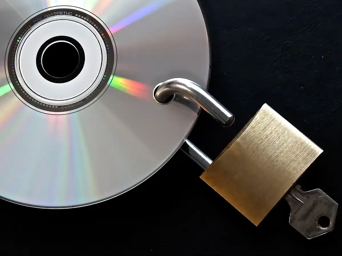 Tecnici che trasferiscono dati tra server e sistemi di backup in un centro dati