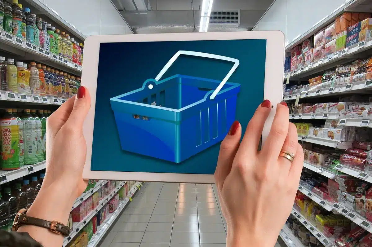Assistente vocale vicino a un altoparlante intelligente mentre mostra risultati di shopping su schermo