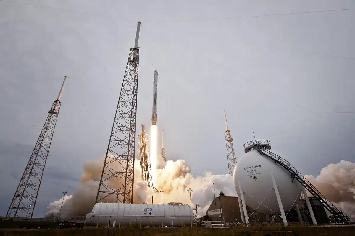 Un razzo Falcon 9 sulla rampa di lancio durante il giorno