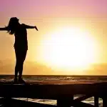 Silhouette anonima di un razzo su una rampa di lancio al alba
