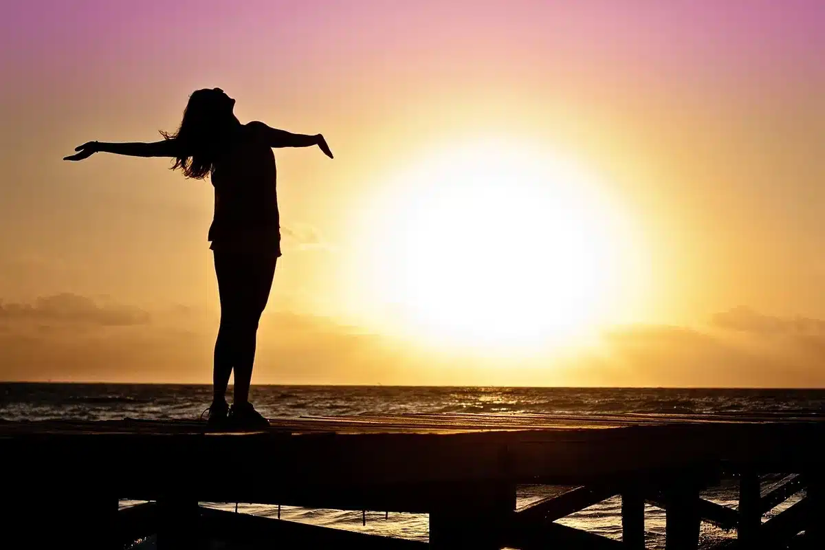 Silhouette anonima di un razzo su una rampa di lancio al alba
