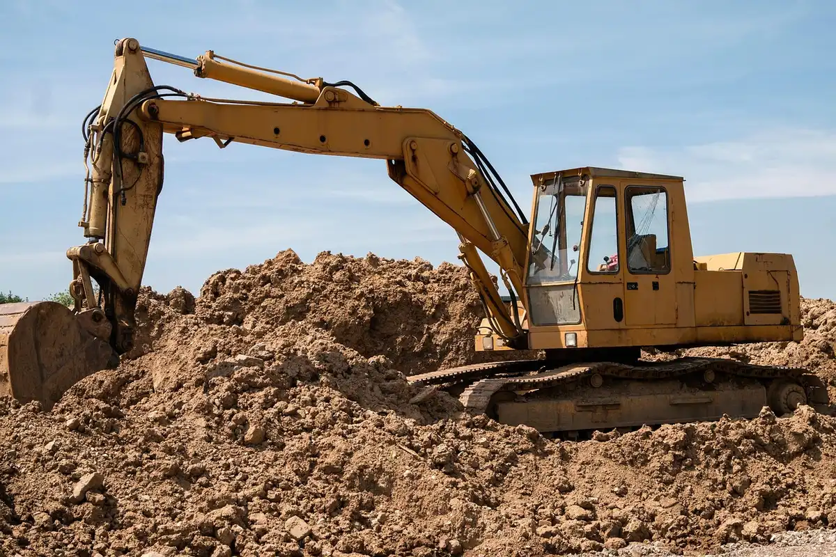 Cantiere con container e gru su sito di ricerca nel deserto dell'Albuquerque
