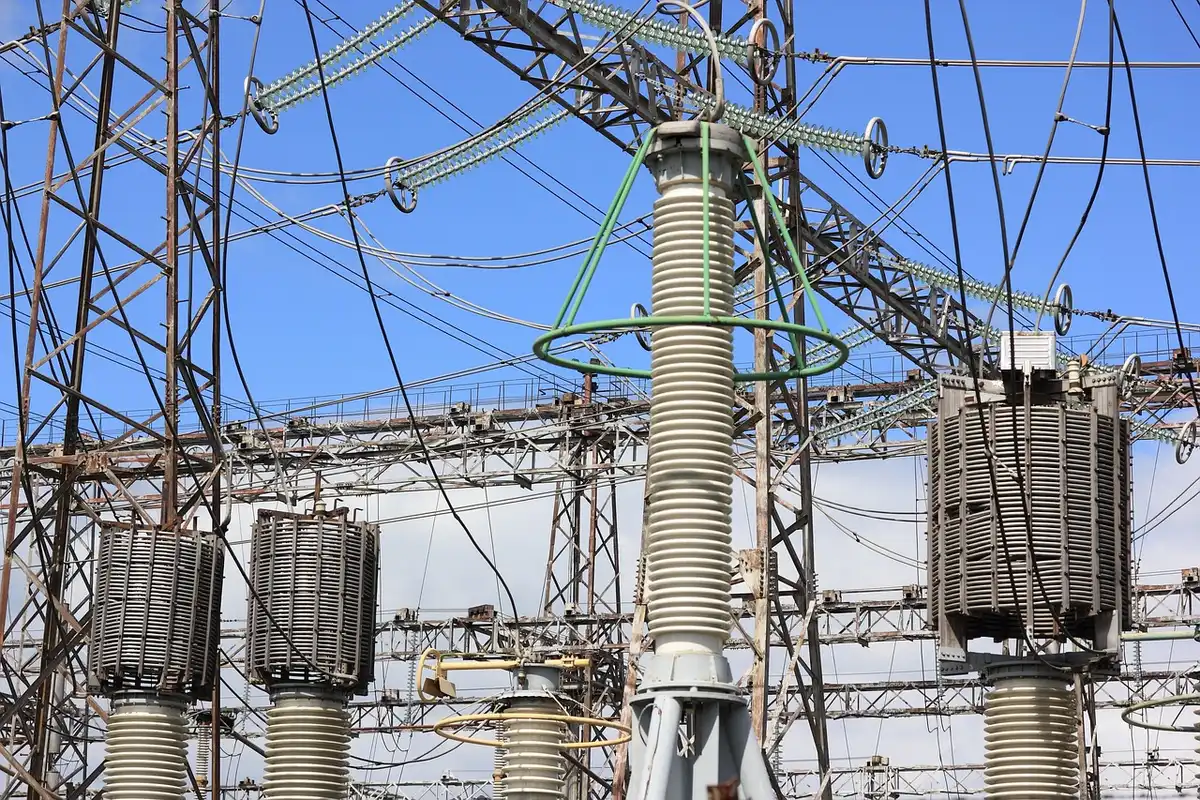 Componenti metallici danneggiati esposti a radiazioni e calore estremo