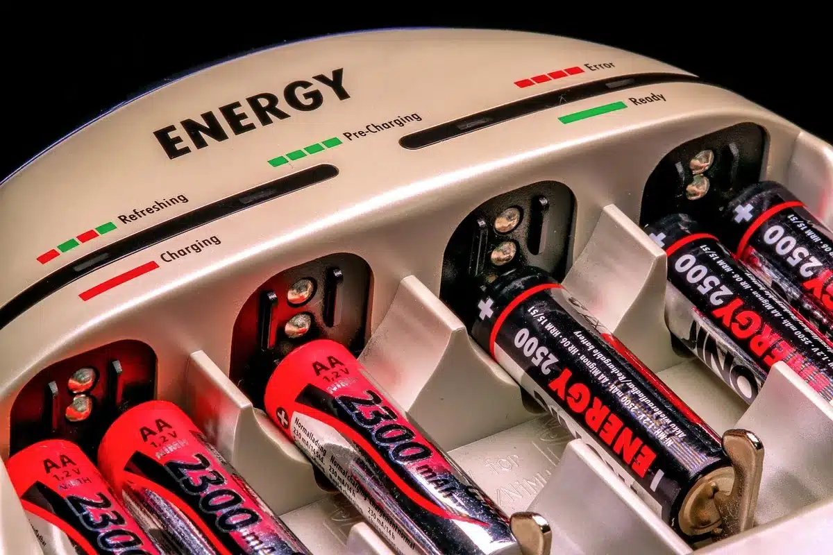 Due batterie ricaricabili posizionate accanto a una base di ricarica