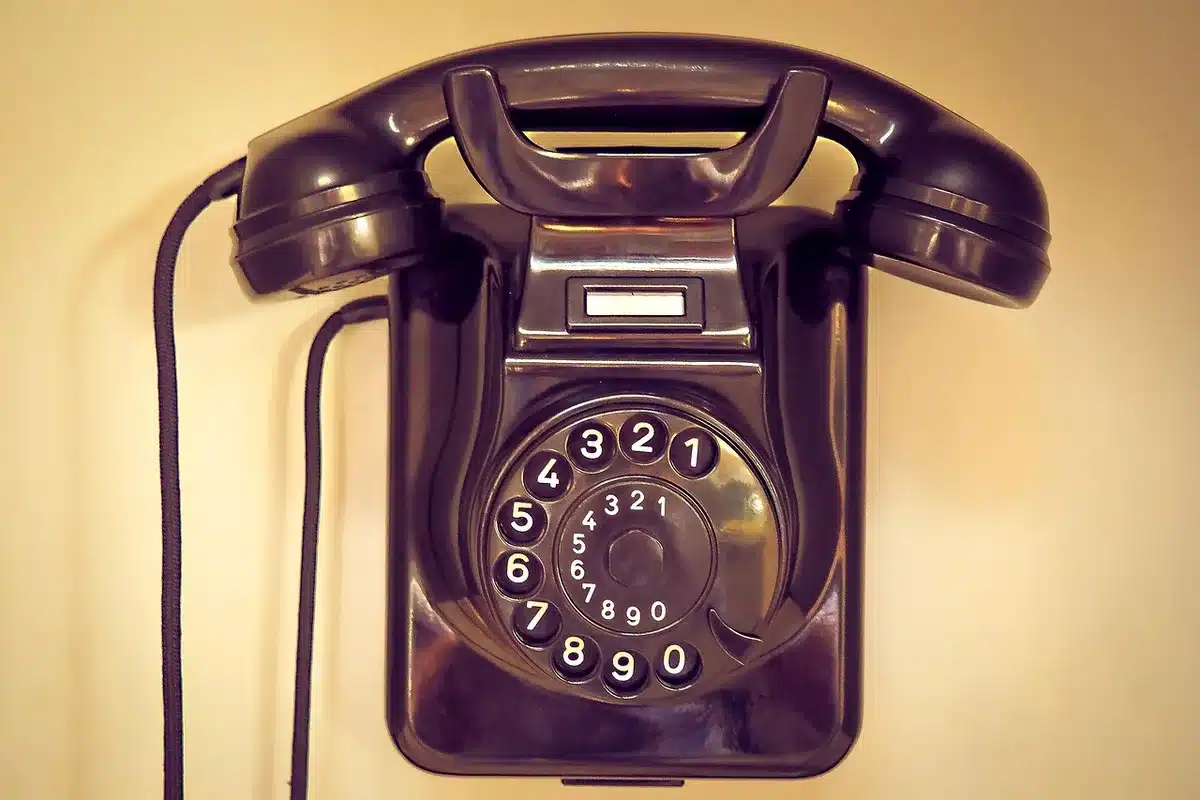 Anziano che guarda un telefono con preoccupazione durante una chiamata sospetta