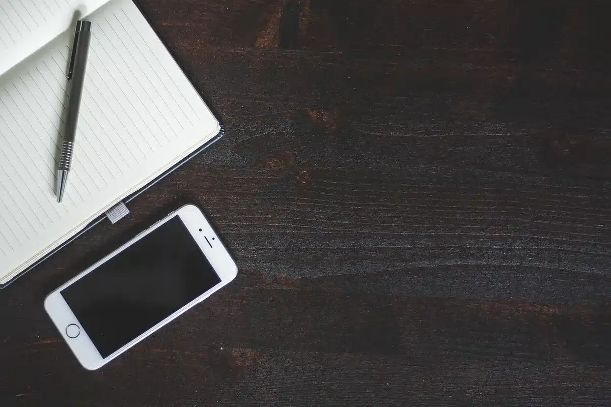 Adolescente che crea un account con supervisione genitoriale sullo smartphone