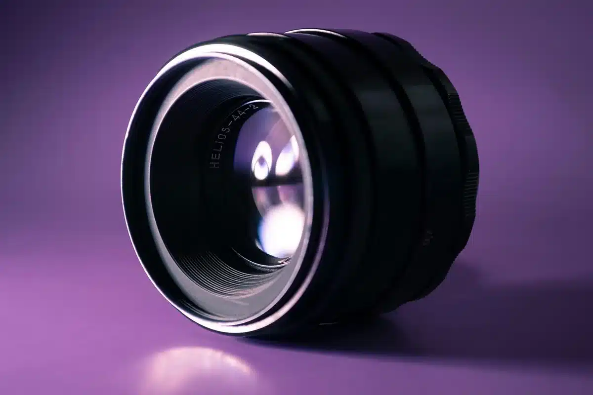 Mano che taglia una riproduzione di telecamera stampata in 3D