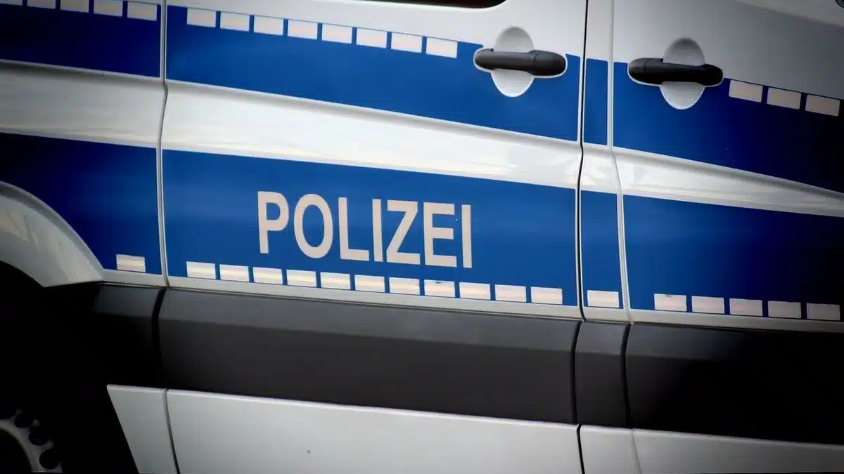 Palo stradale sorvegliato dalla polizia di notte