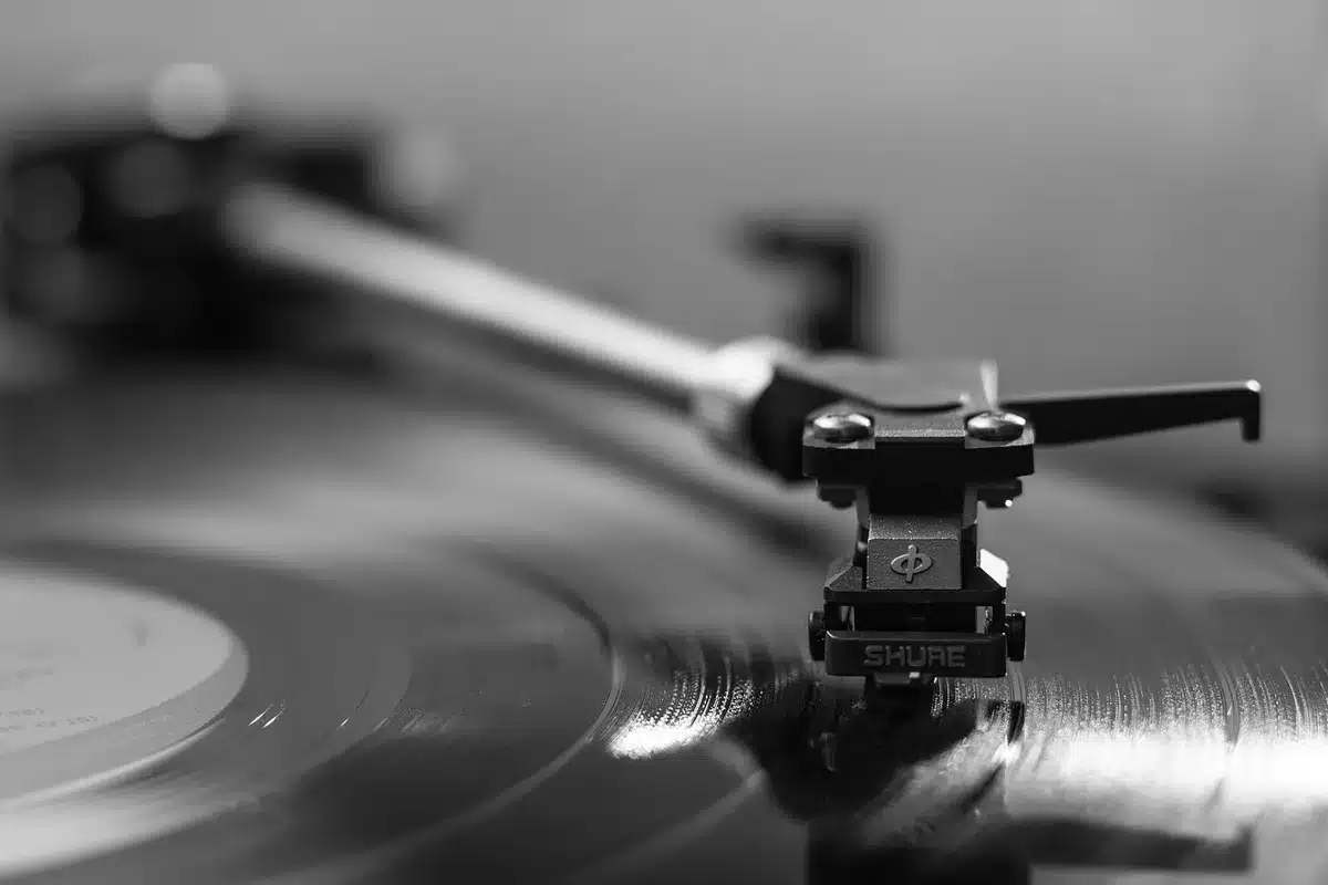 Macchina per la stampa di dischi in vinile d'epoca in un laboratorio