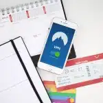 Schermo di un laptop che mostra un'applicazione VPN con icone di sicurezza e protezione della privacy