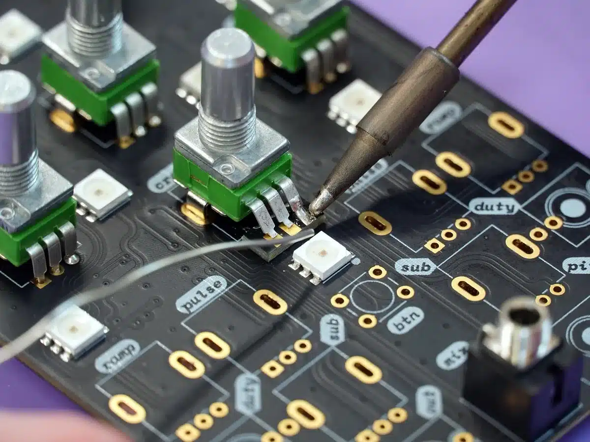 Cavi saldati direttamente alle tracce del connettore sulla PCB della scheda grafica