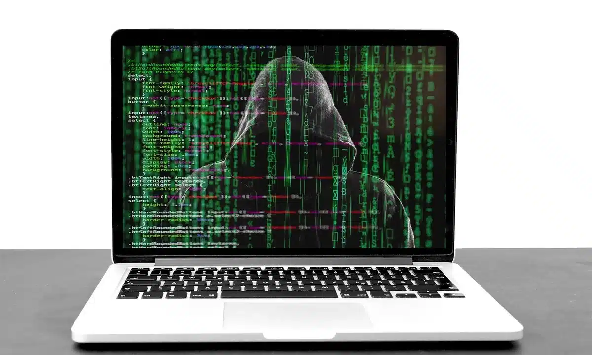 Persona che usa laptop con rappresentazione grafica di agenti AI che analizzano codice