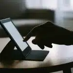 Amazon Rivoluziona il Kindle: Nuovo Design in Alluminio, Pagina Più Rapida e Telecomando Bluetooth a $35