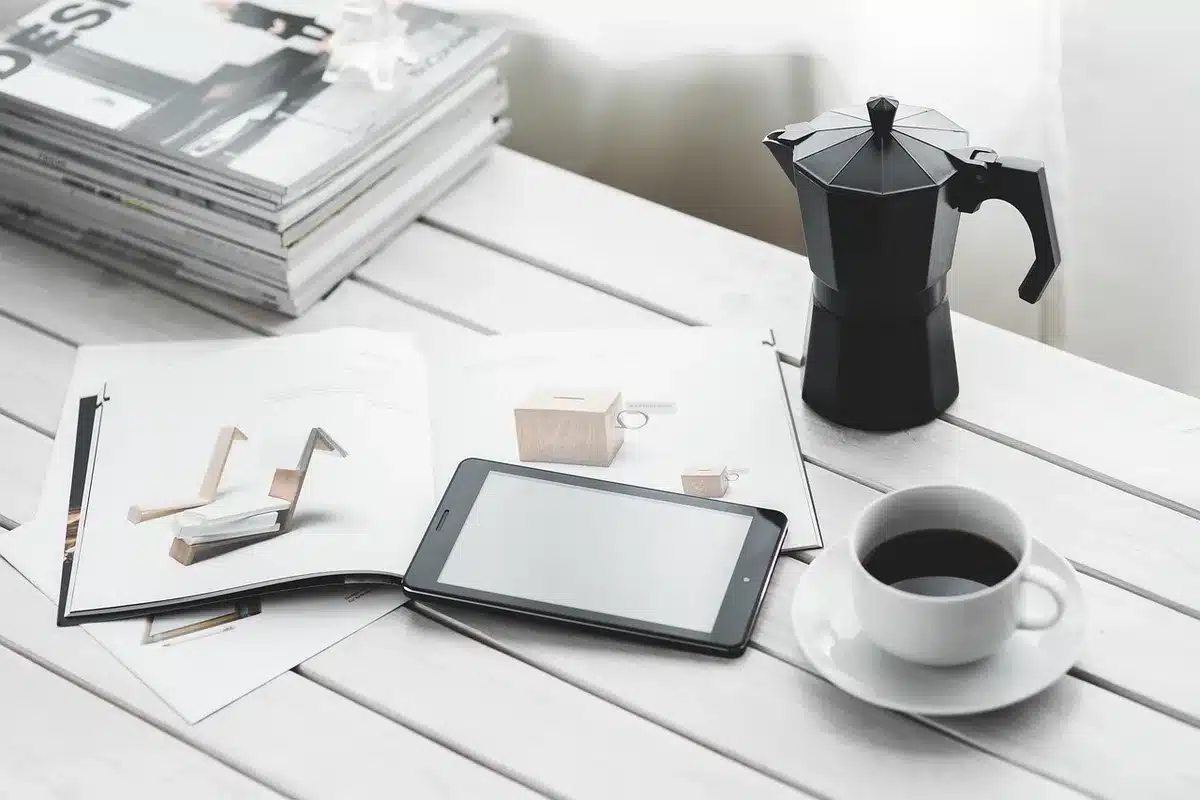 Tablet moderno su sfondo neutro che rappresenta il nuovo brand Alexa