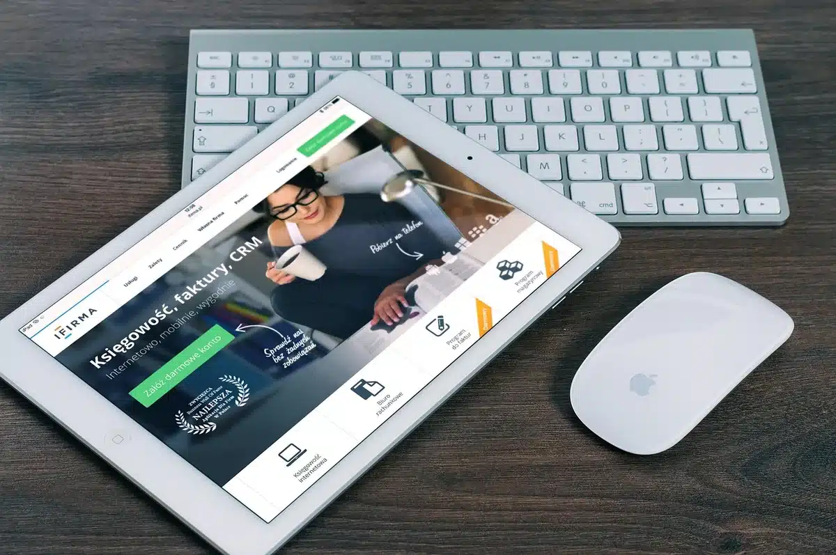 Schermo di tablet con interfaccia assistente vocale generica