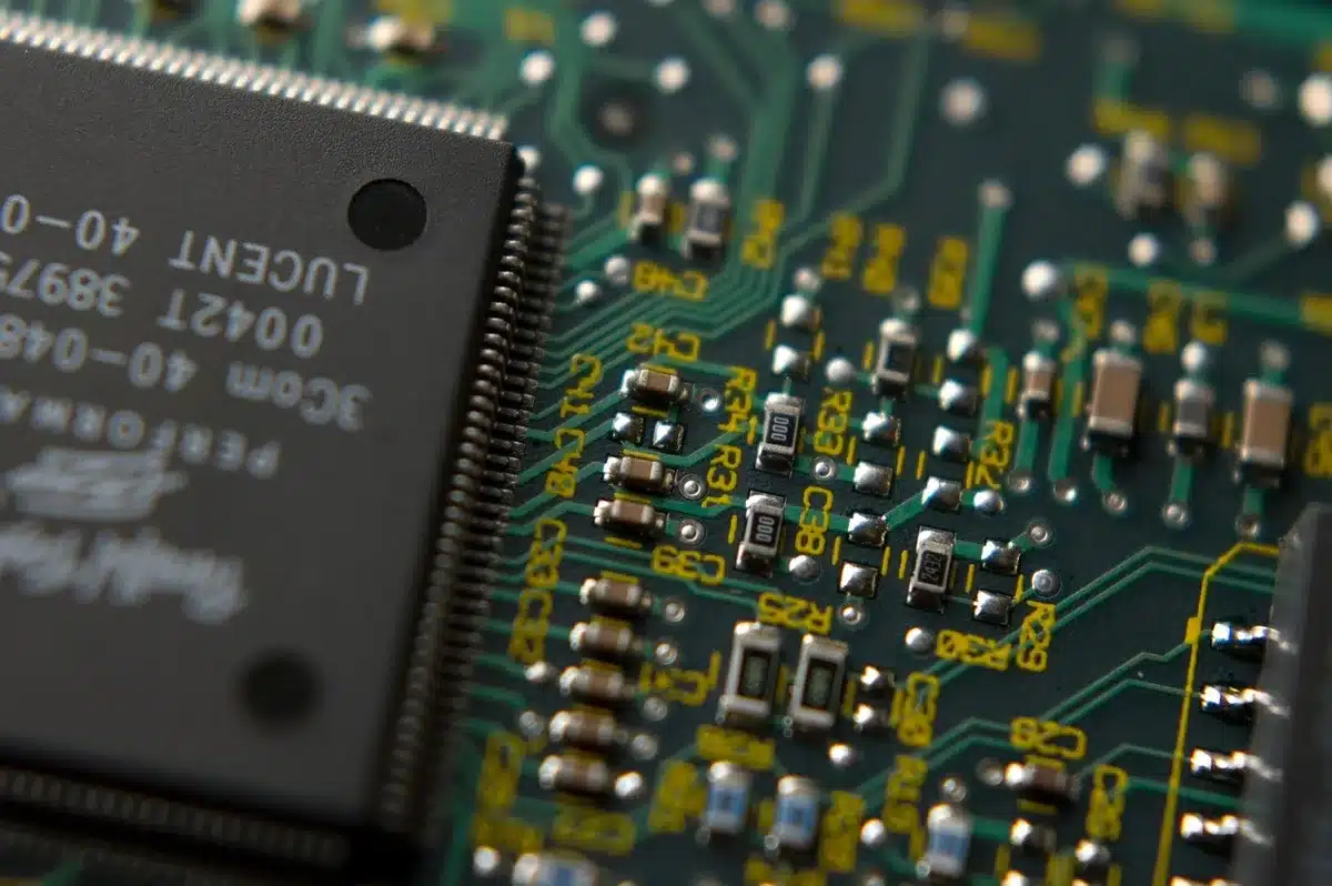 Persona che confronta da vicino due CPU su un tavolo