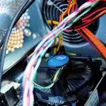 Due scatole per componenti PC con una CPU anonima e piastra di contatto visibile