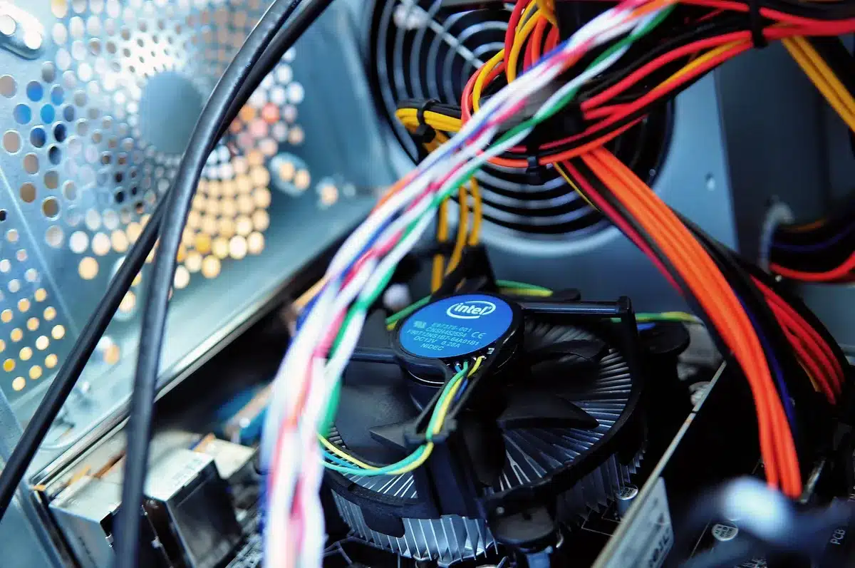Due scatole per componenti PC con una CPU anonima e piastra di contatto visibile