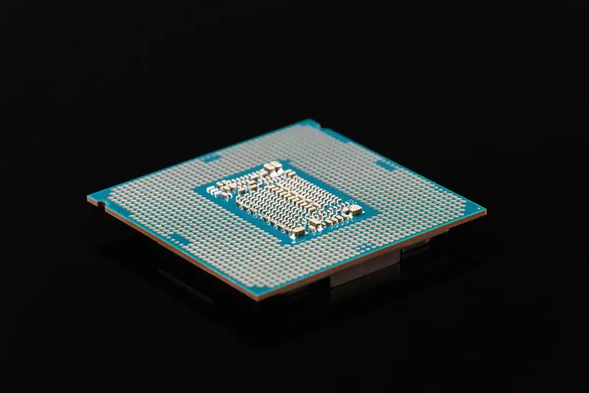 Server rack ad alta densità che illustra molti core CPU e schede di espansione