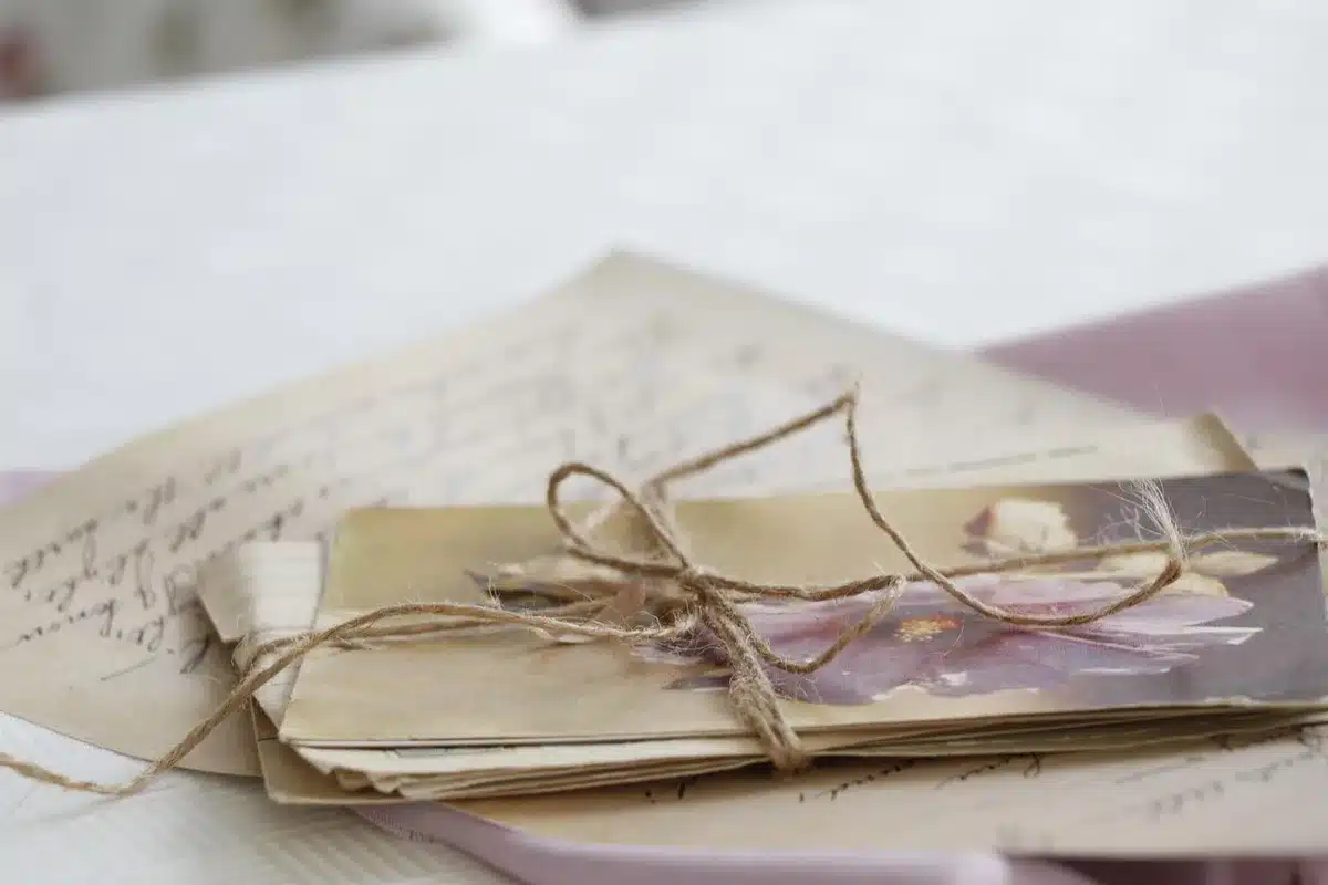 Moduli di memoria GDDR generici impilati su sfondo neutro