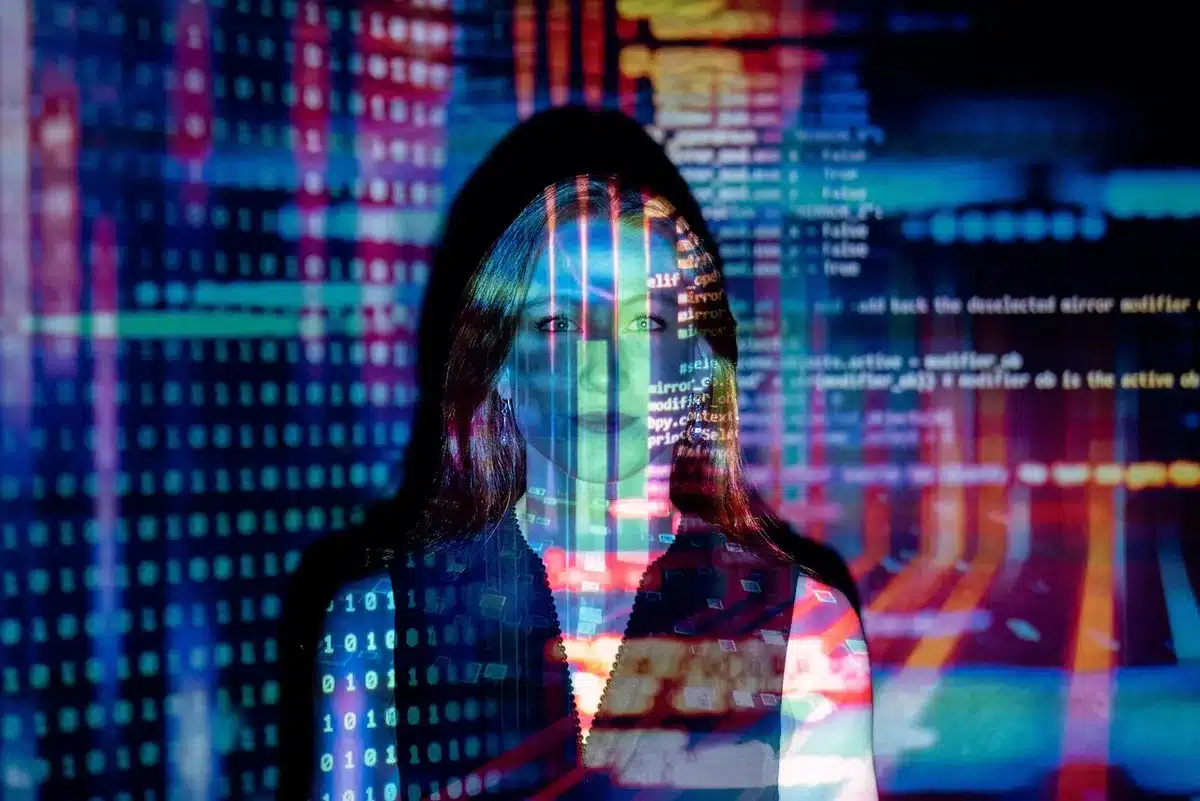 Schermo con codice e avviso di sicurezza informatica che illustra rischi da attacco