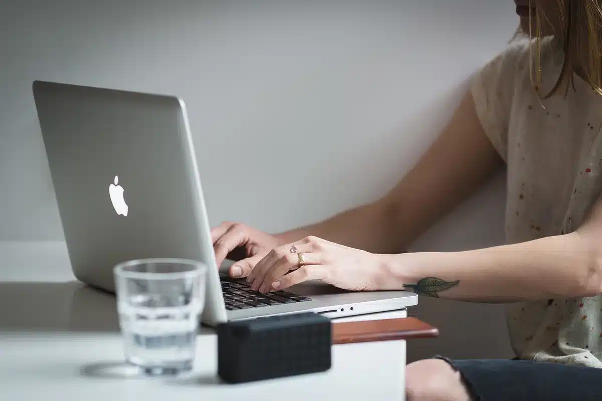 Sala server e laptop con foglio di calcolo in ufficio, persone sullo sfondo non riconoscibili