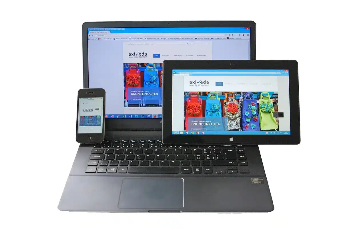 Concetto di laptop con schermo touch senza marchi