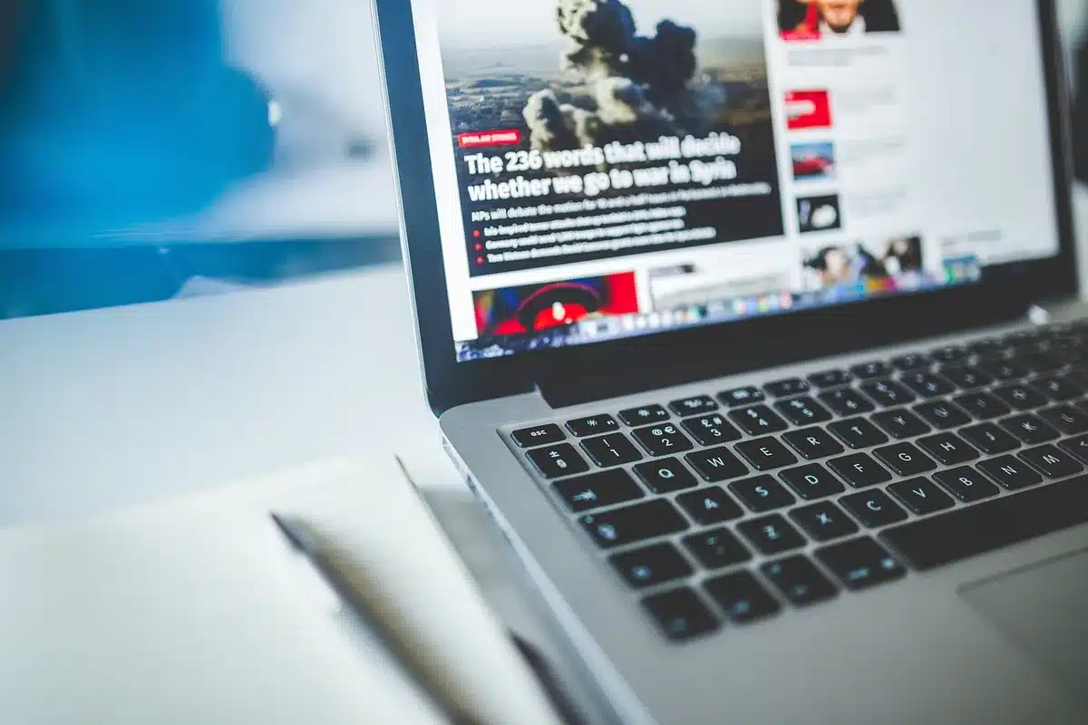 MacBook con grafici di benchmark delle prestazioni del browser