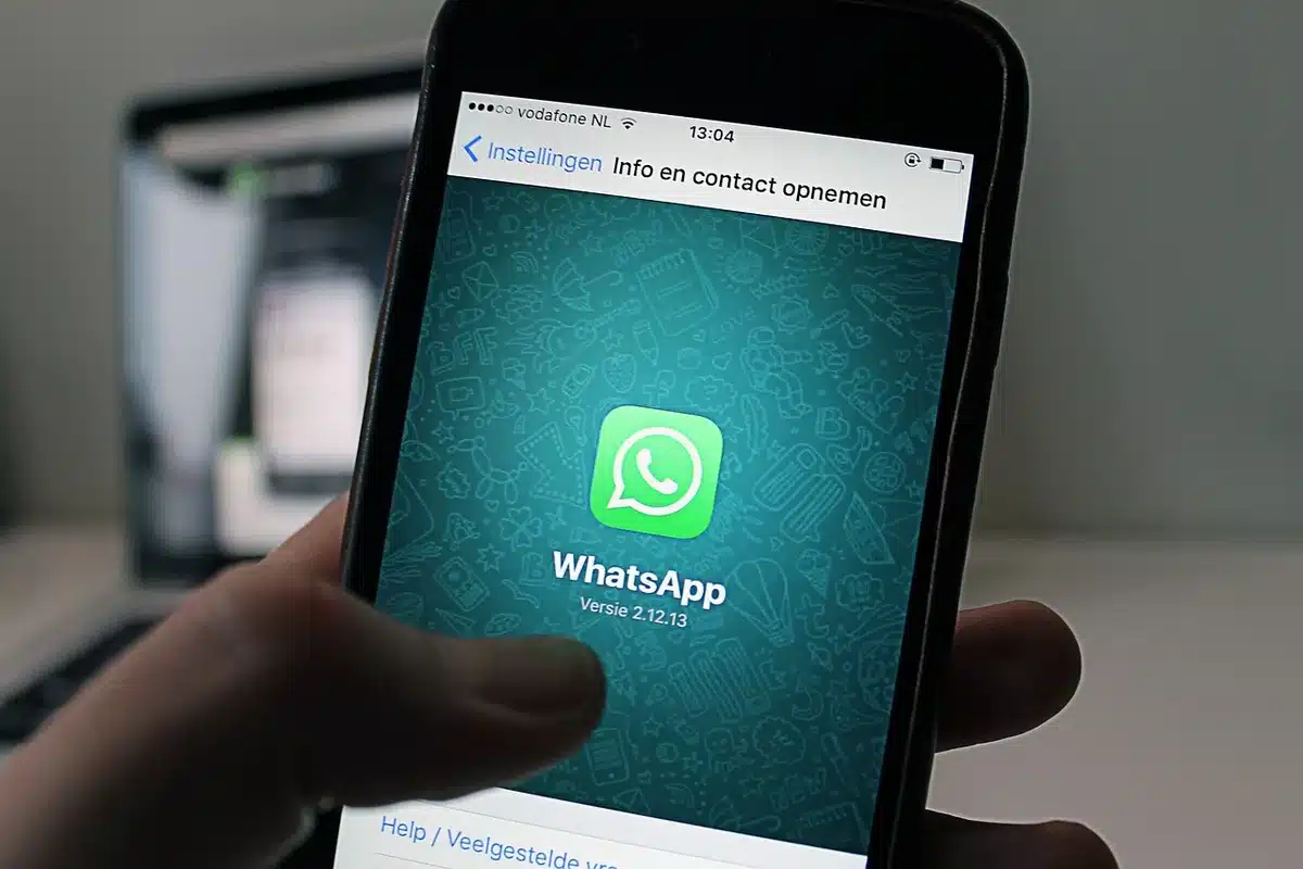 Smartphone e dispositivo collegati, trasferimento file via app e USB-C