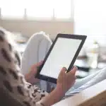 Mani anonime e server rack che evocano problemi di sicurezza dei certificati
