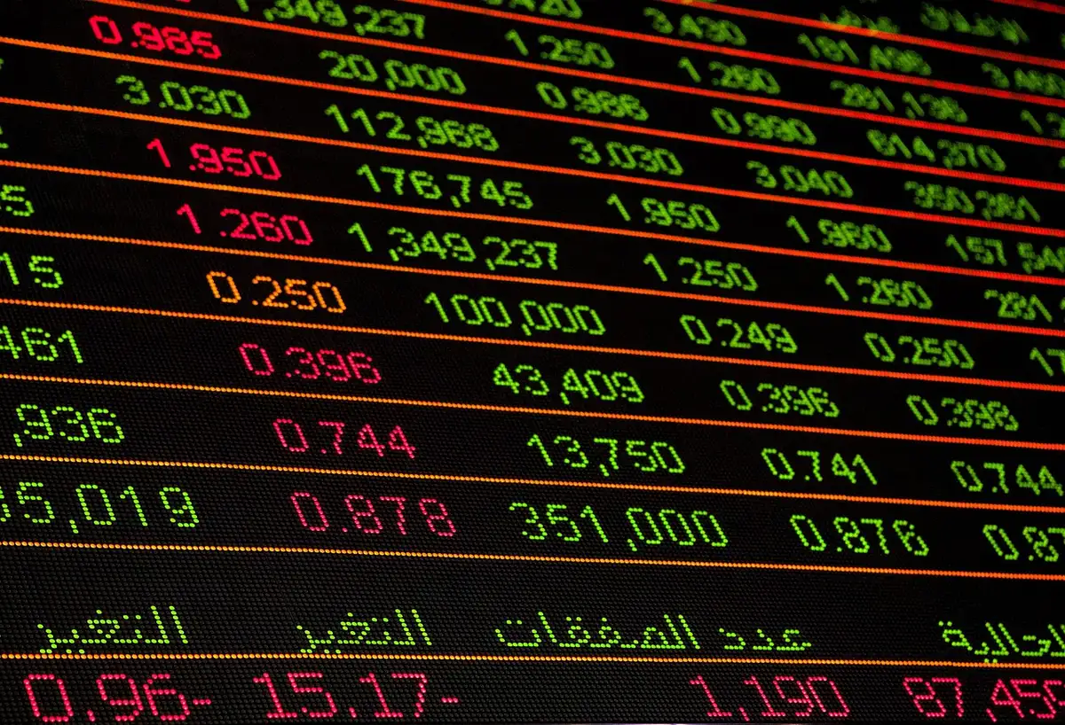 Monitor finanziario con grafici e quotazioni azionarie sullo schermo