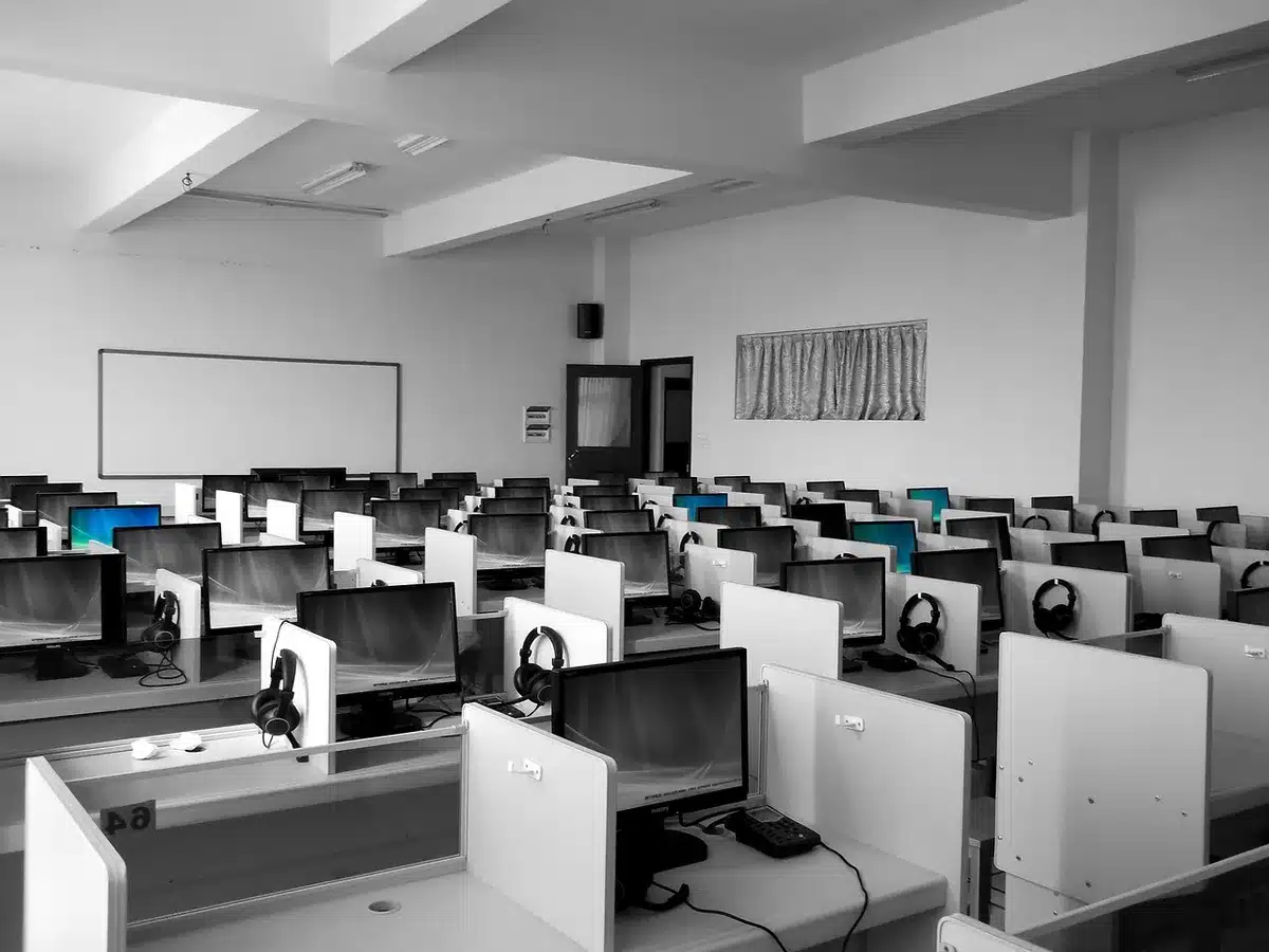 Ufficio vuoto con postazioni di lavoro abbandonate dopo chiusura