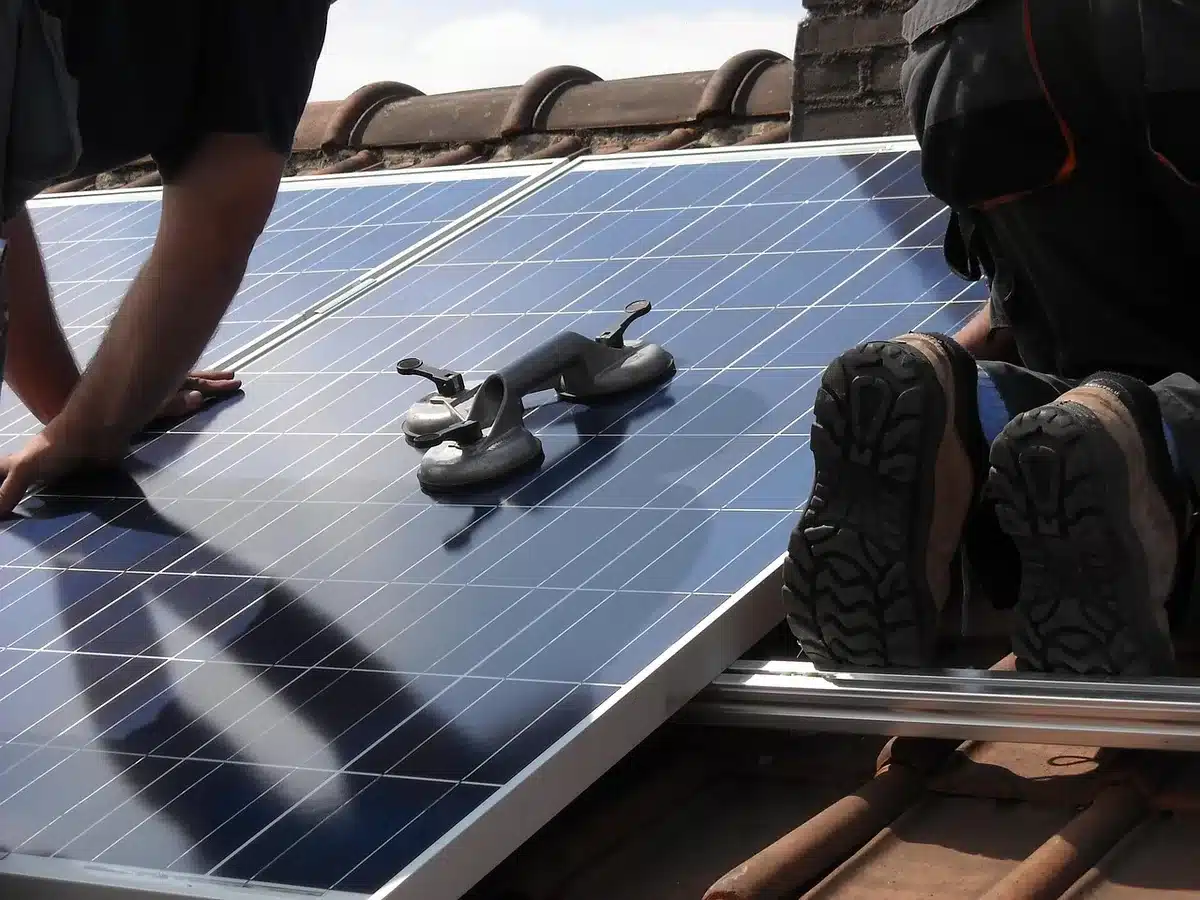 Tecnico installa una stazione di alimentazione domestica vicino al quadro elettrico