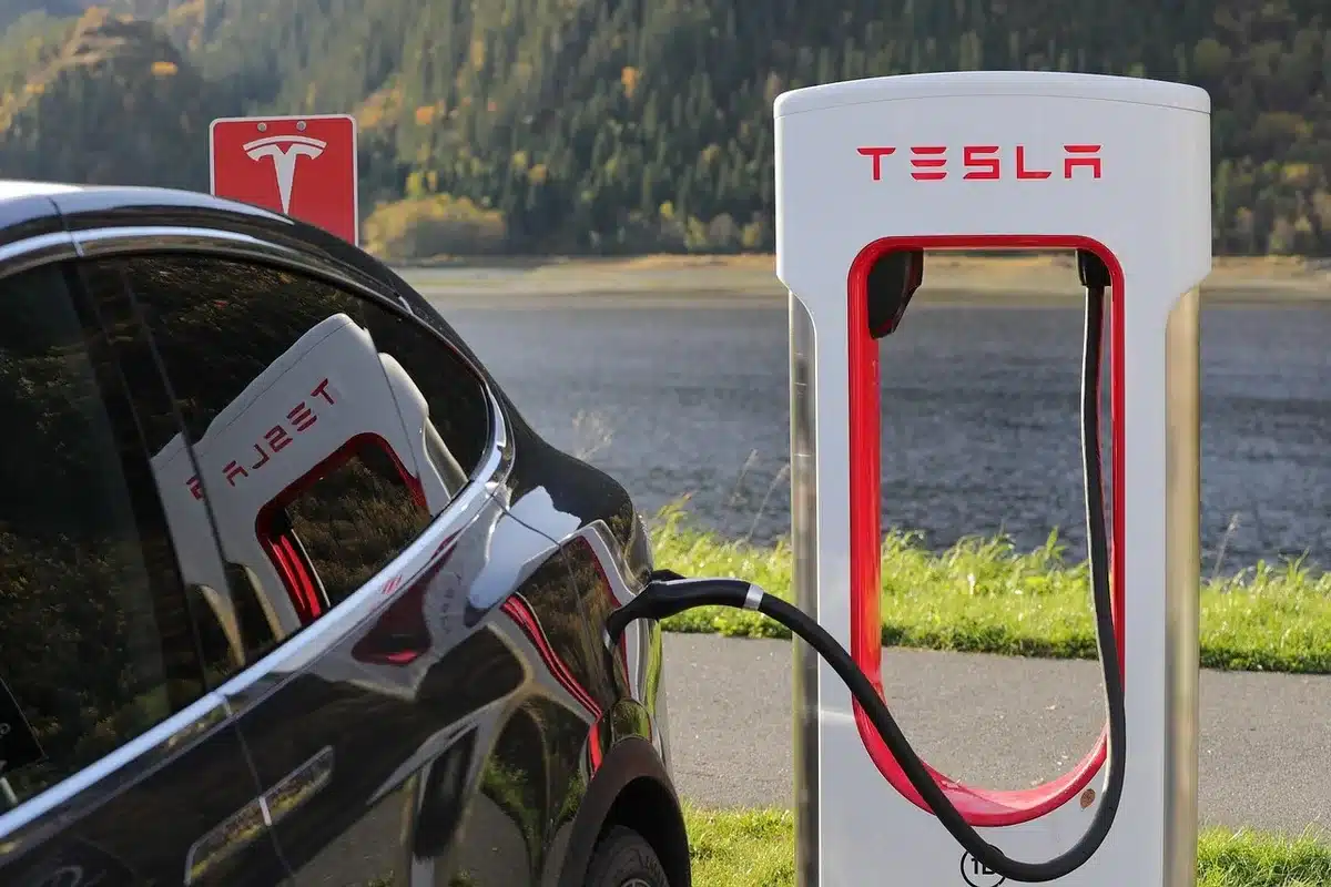 Tecnici che lavorano su un prototipo di powertrain elettrico in laboratorio