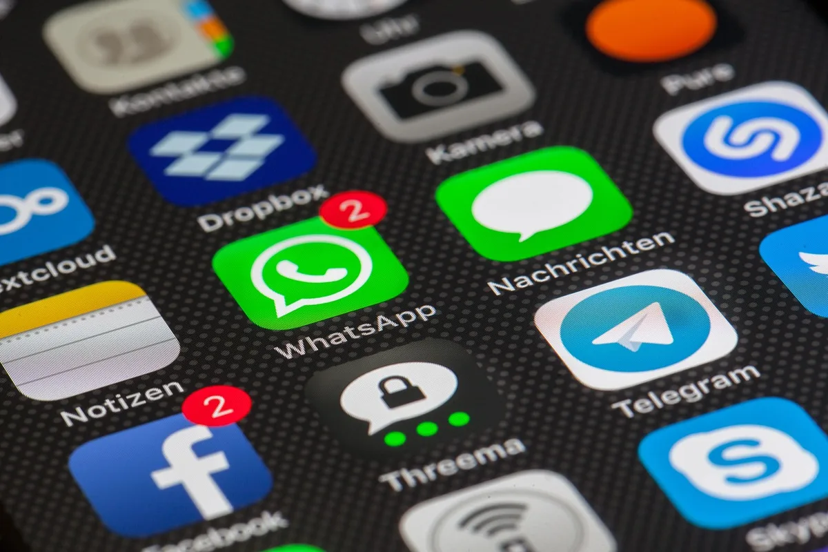 Assistente IA su smartphone che accede a dati delle app