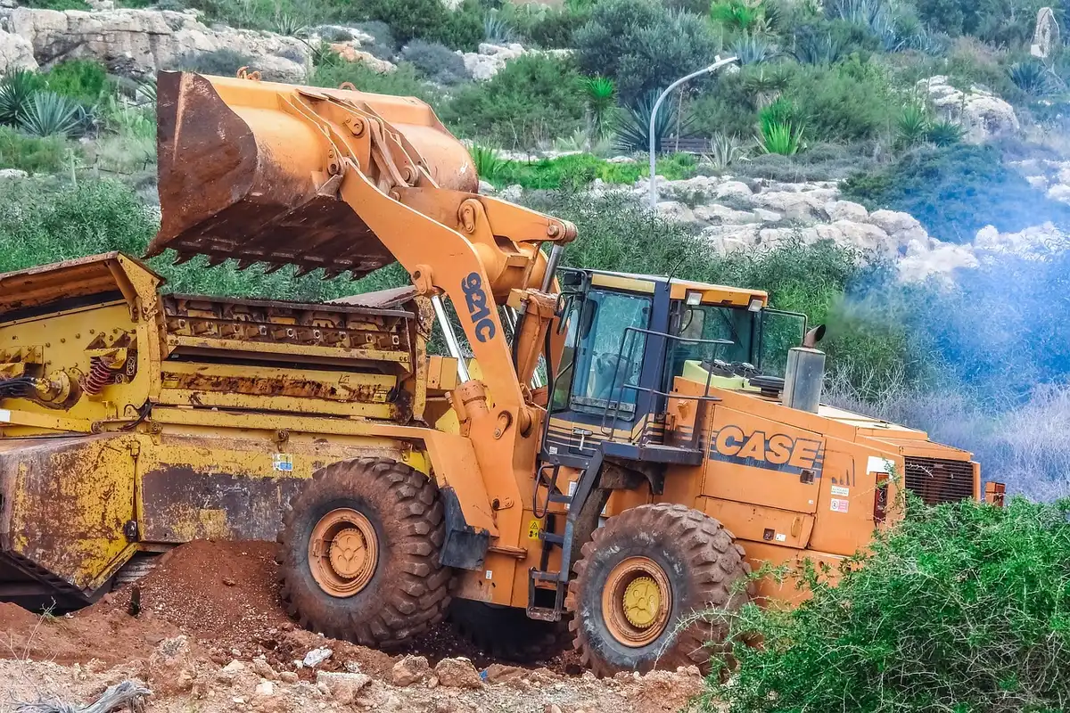 Estensione di foresta rasa al suolo con macchinari visibili