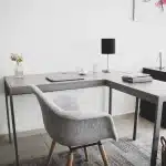 Portatile anonimo su scrivania con schermo sfocato che mostra codice