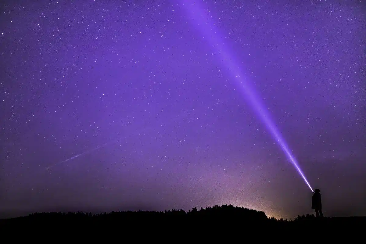 Scie luminose di satelliti nel cielo notturno sopra una città
