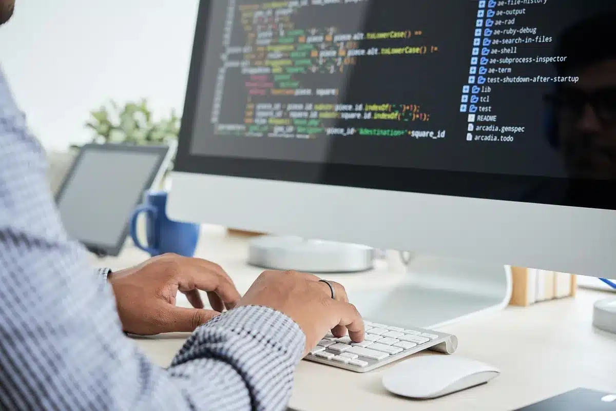 Schermo con codice e commenti sulle estensioni x86 APX
