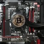 Vista ravvicinata di una scheda madre server e socket CPU con mani di tecnico sullo sfondo