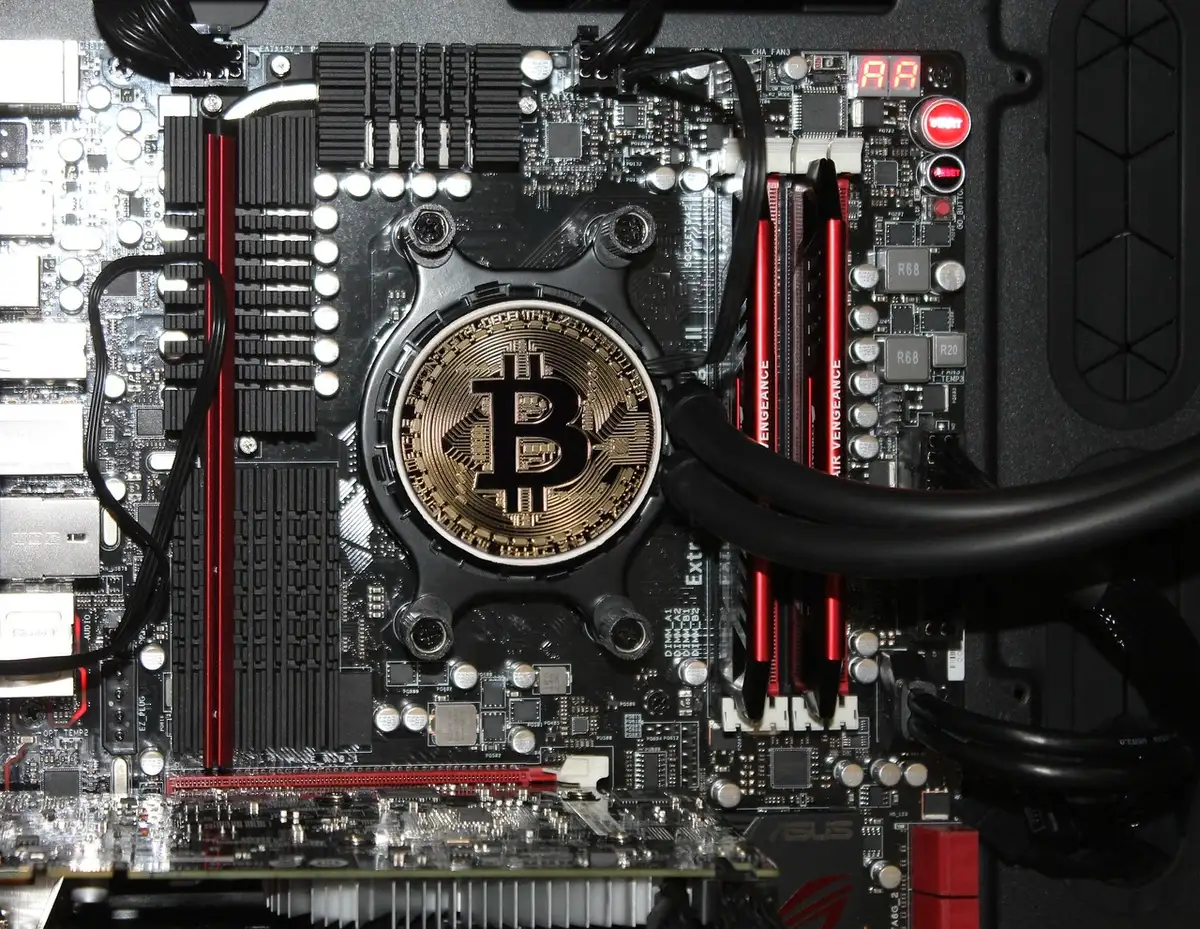 Vista ravvicinata di una scheda madre server e socket CPU con mani di tecnico sullo sfondo