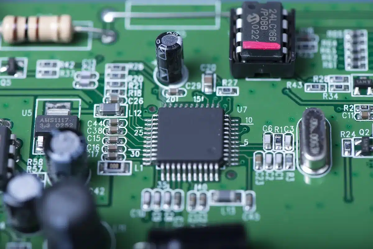 Sezione inclinata di wafer con transistor impilati