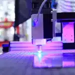 Specchio ottico circolare in laboratorio di produzione, mani guantate e macchinari sfocati