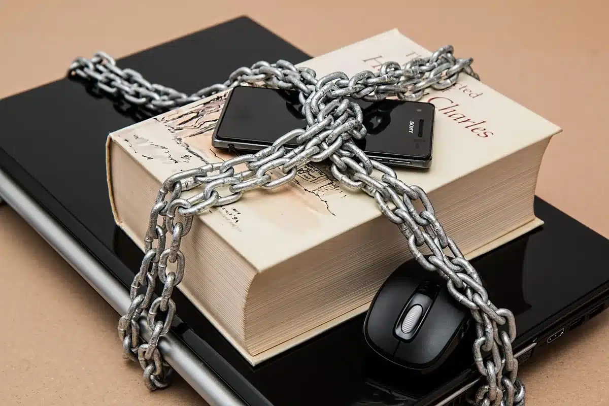 Team di sicurezza al lavoro con laptop per penetration testing