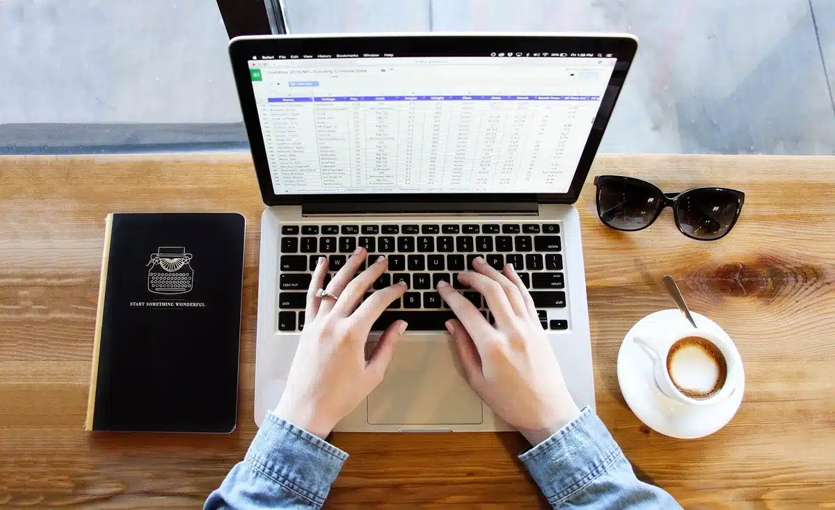 Icona batteria su schermo di laptop che indica lunga durata